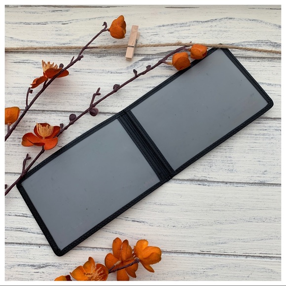 Louis Vuitton Bi-Fold ID/Photo Holder - Picture 5 of 8